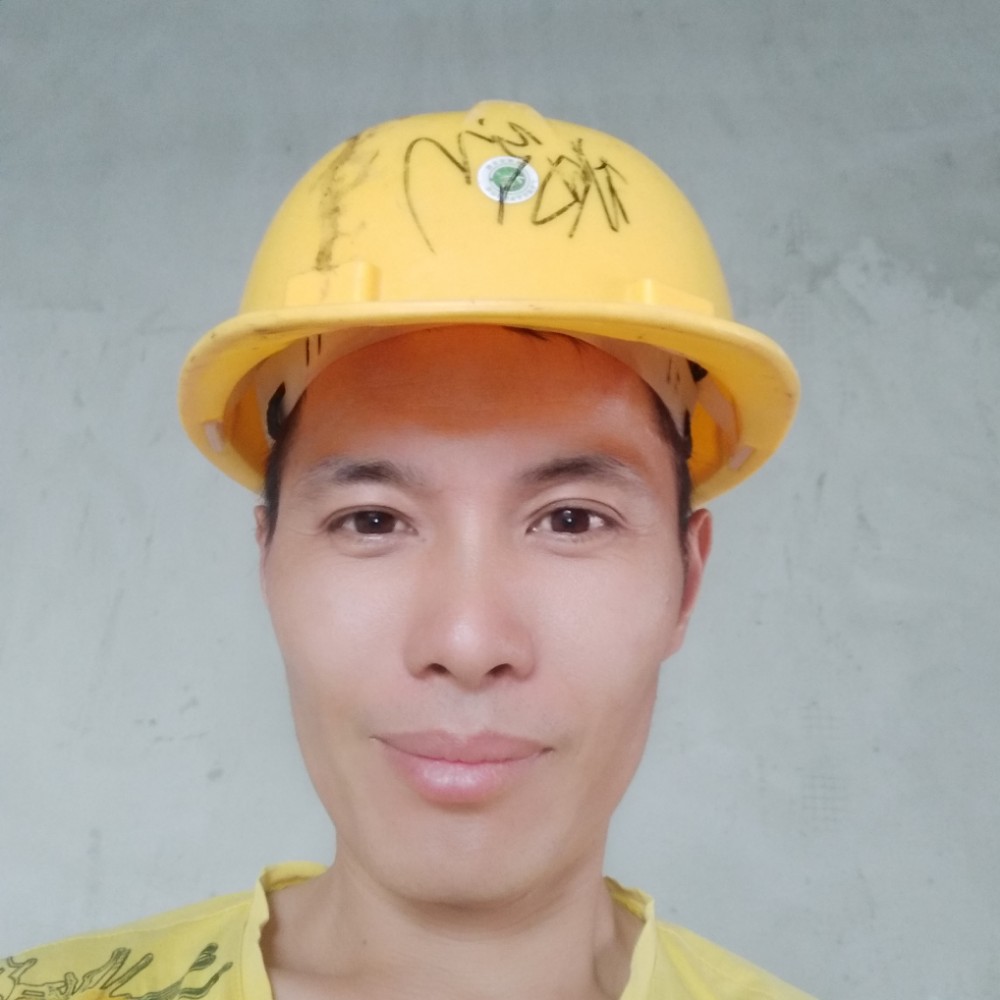 大胆挽手小伙的照片