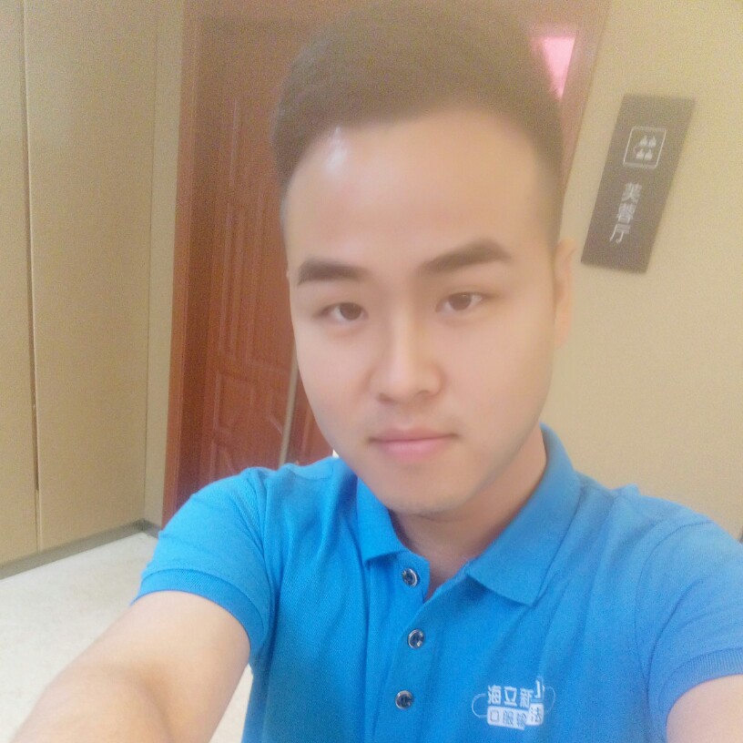 A眼角的笑意的照片