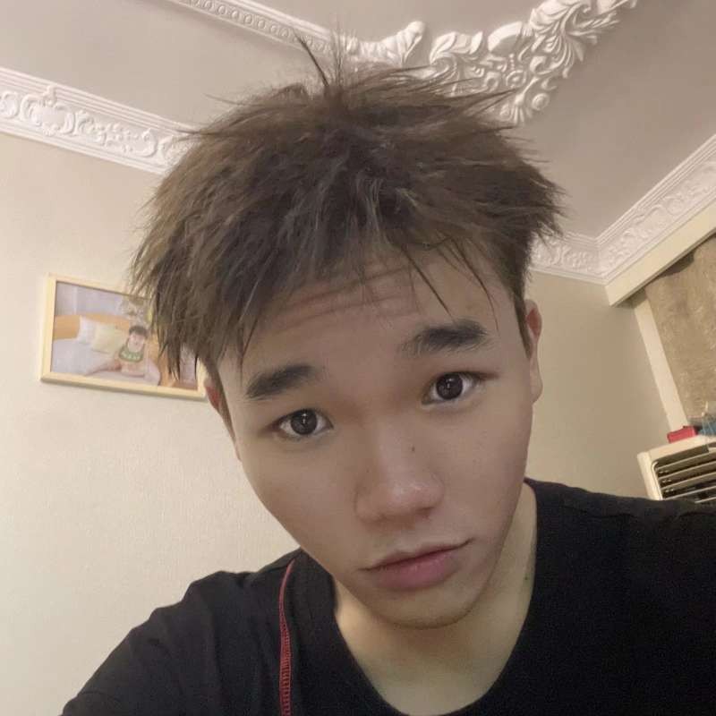 执着深拥飞机的照片