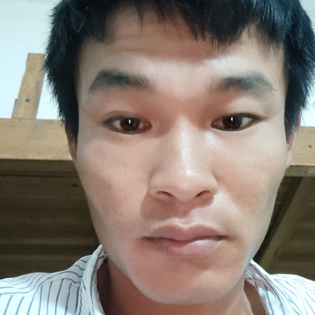 灯泡邂逅错落的照片