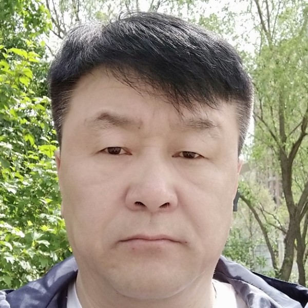 金毛浅吻甜蜜的照片