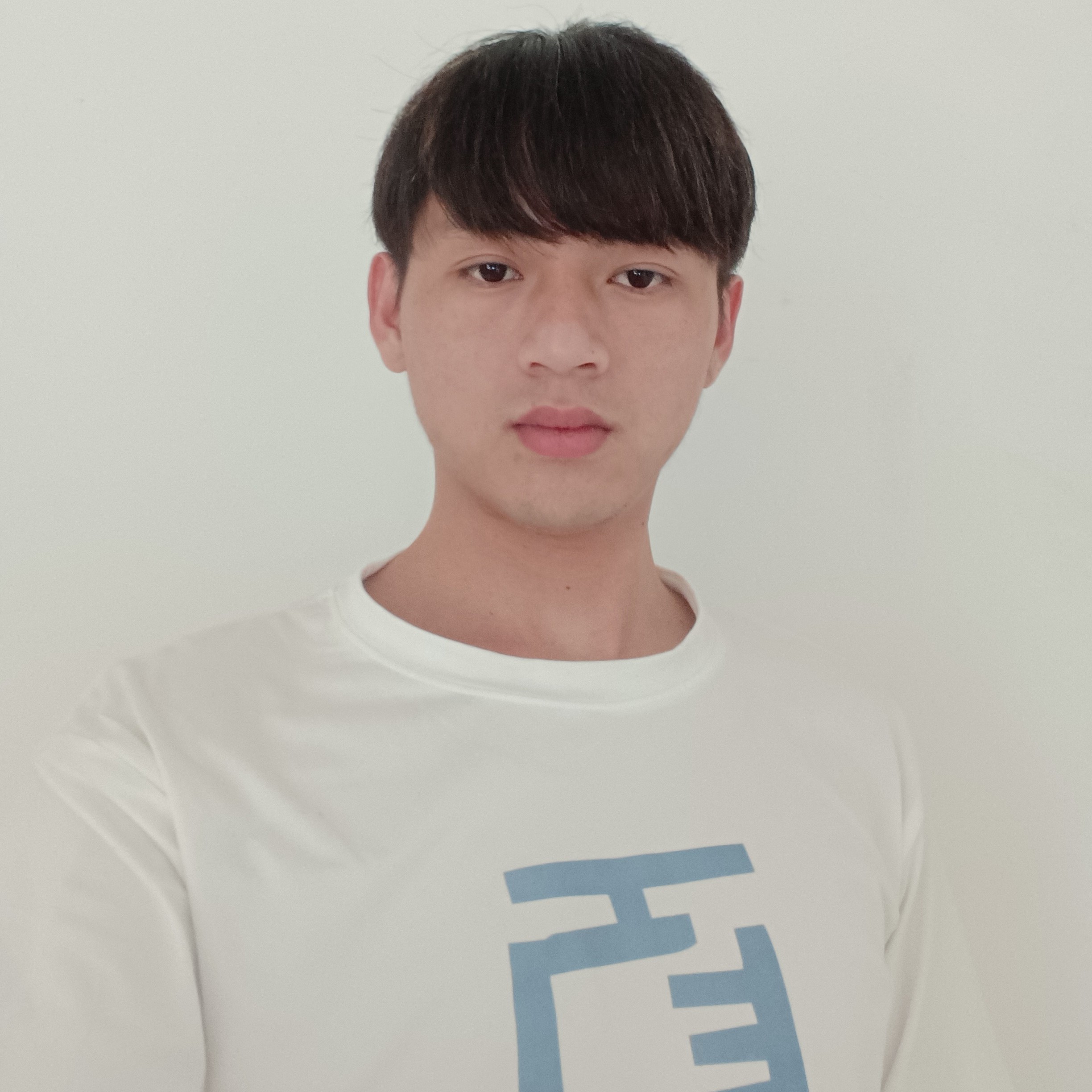 我默默微笑的照片