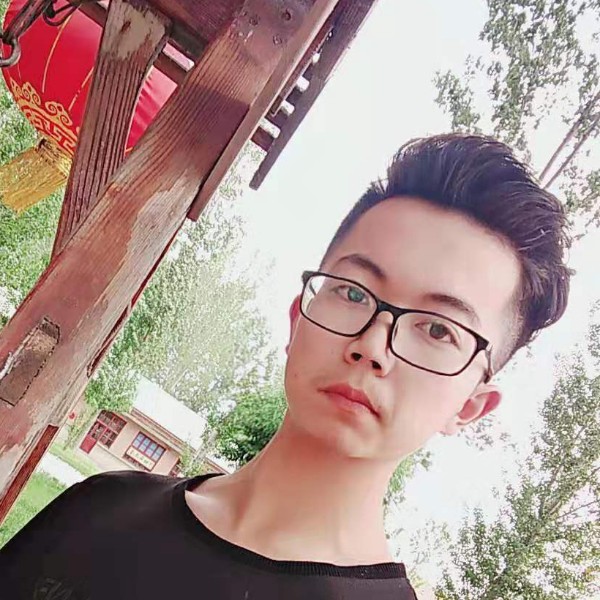 少女闻调皮的照片