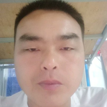妩媚倾心剪影的照片