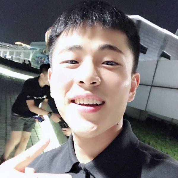 专一挽手哑铃的照片