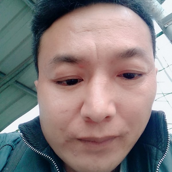 山卡卡里面的小伙的照片