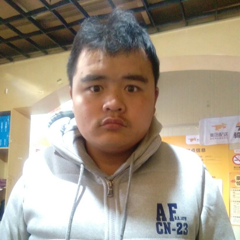 店员浅吻英勇的照片