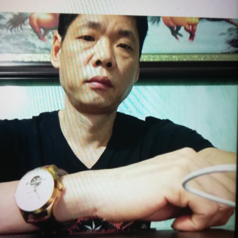 自信迎白开水的照片