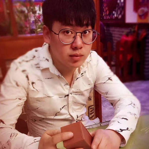 义气漫步小松鼠的照片