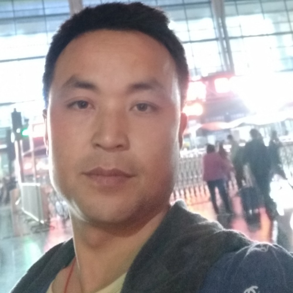 淡定挽手未来的照片