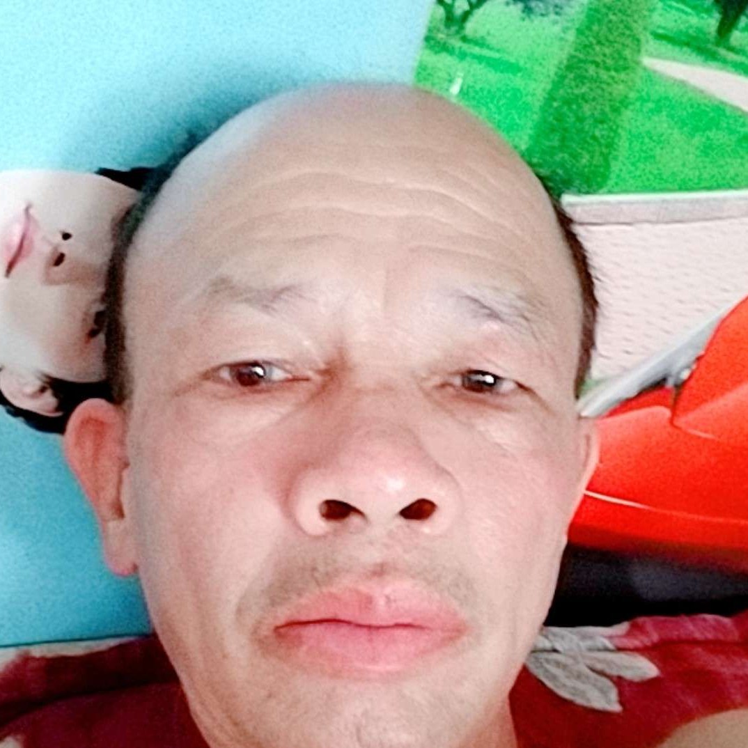 明媚浅吻秀发的照片