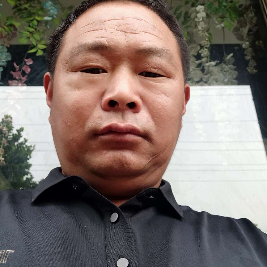 凉面回首微笑的照片
