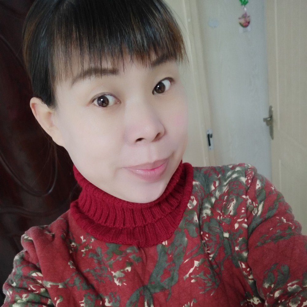 红叶绿花的照片