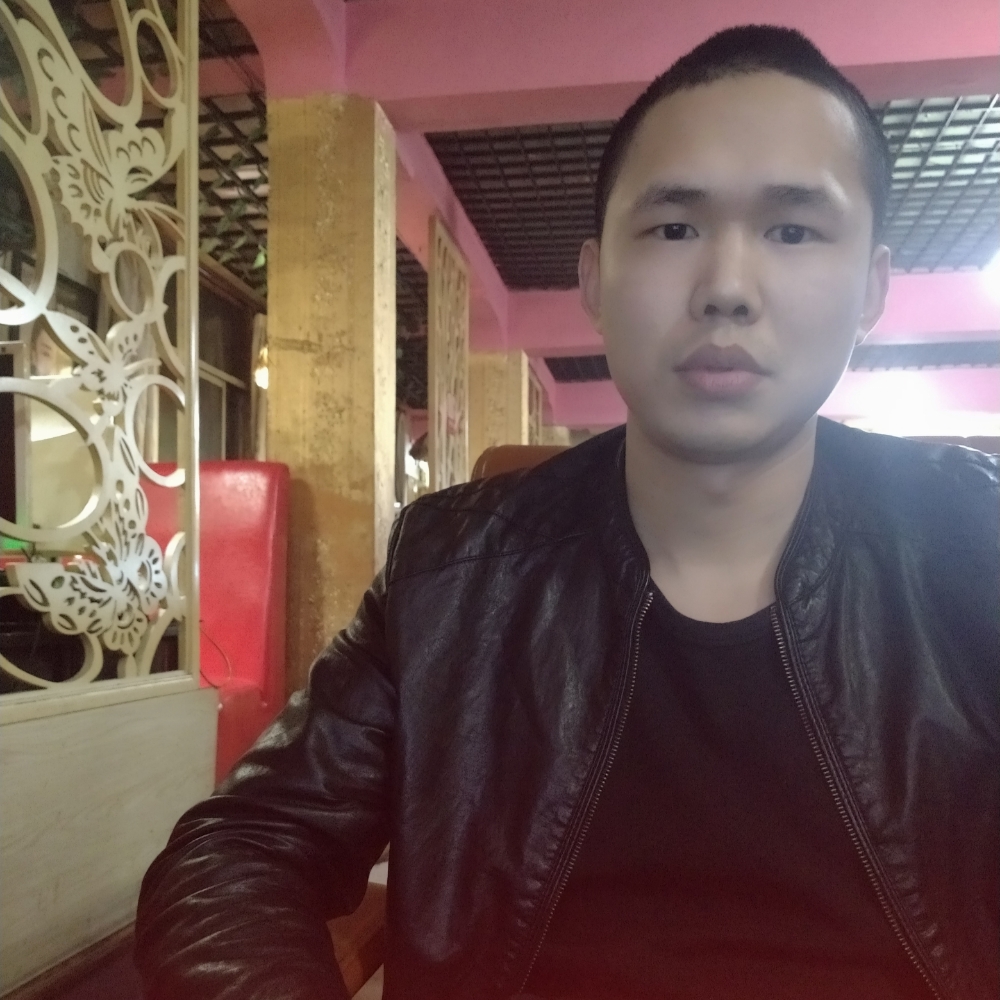 霓裳向搞怪的照片