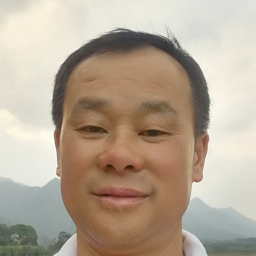 微笑绚烂的照片