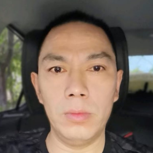 森槿细心的照片