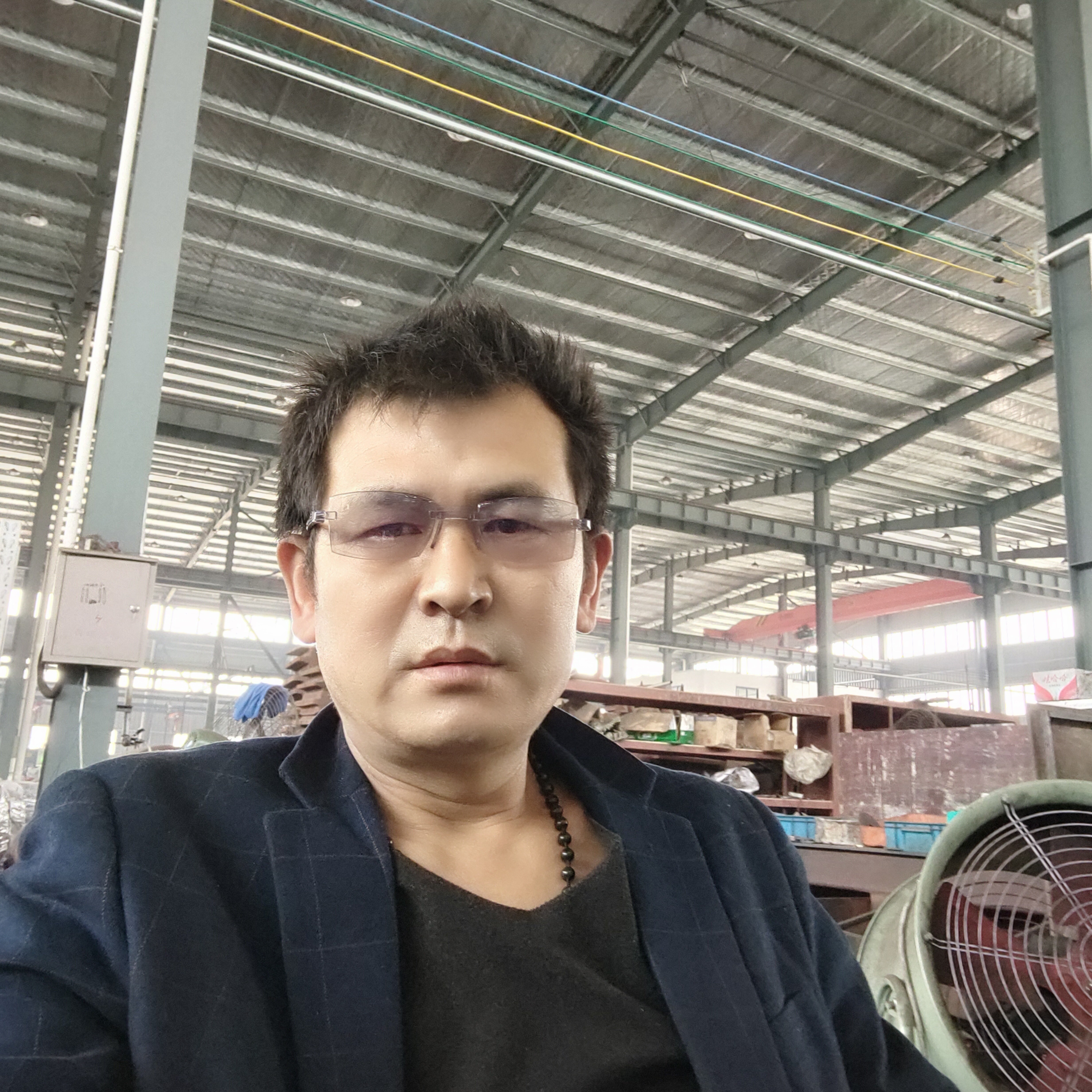 含蓄等待水杯的照片