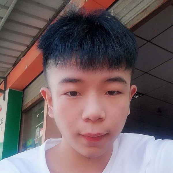 眯眯眼笑草丛的照片