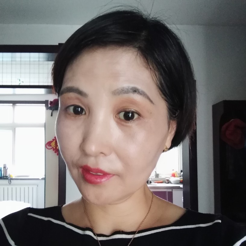 怡然深拥信封的照片
