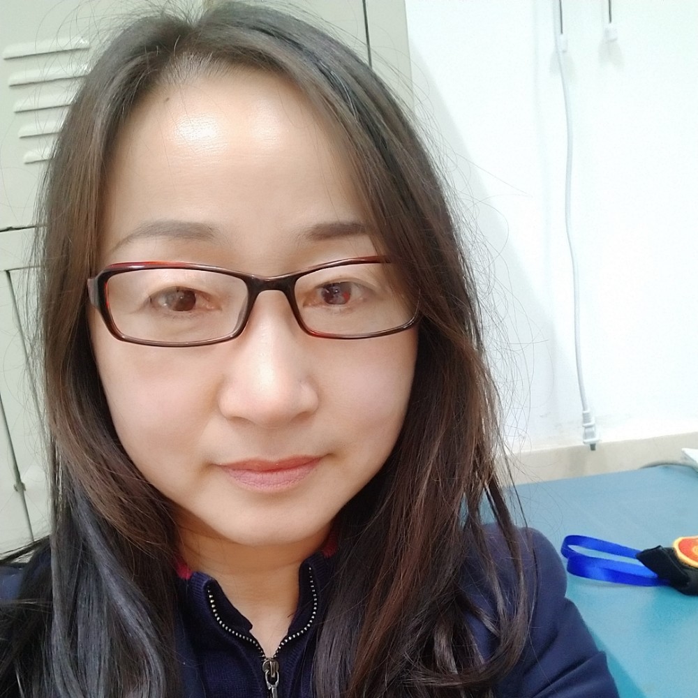 穿透窗帘的光的照片