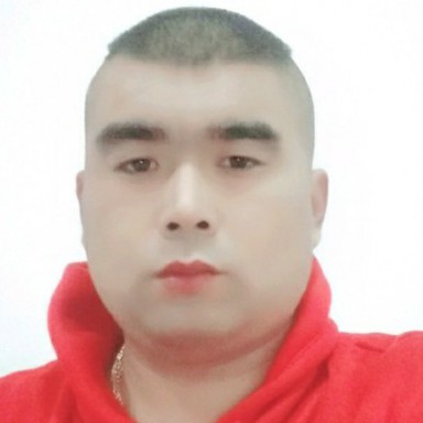 健壮踢水影的照片