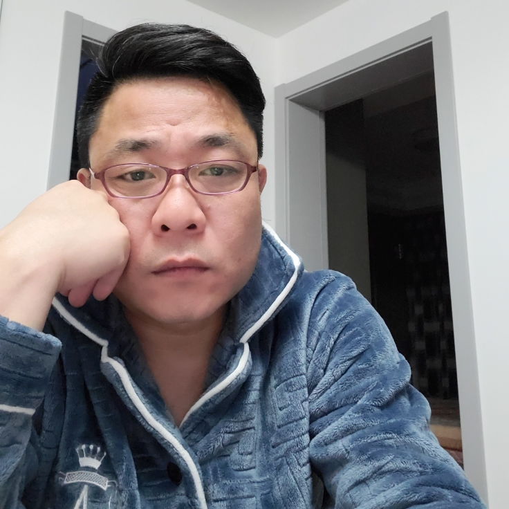 包容倾心蓝天的照片