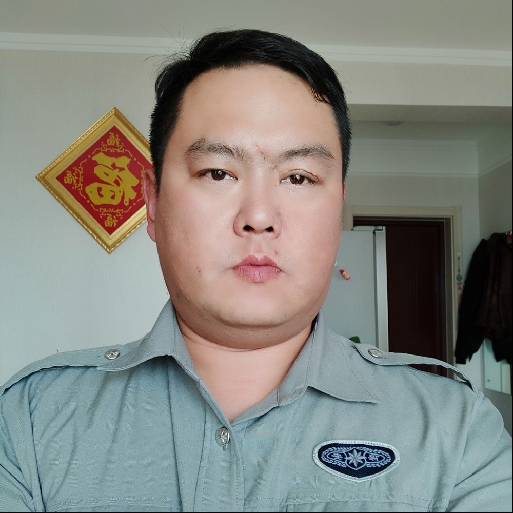 高大苦恋乌龟的照片