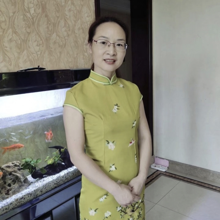 牵手前行的照片