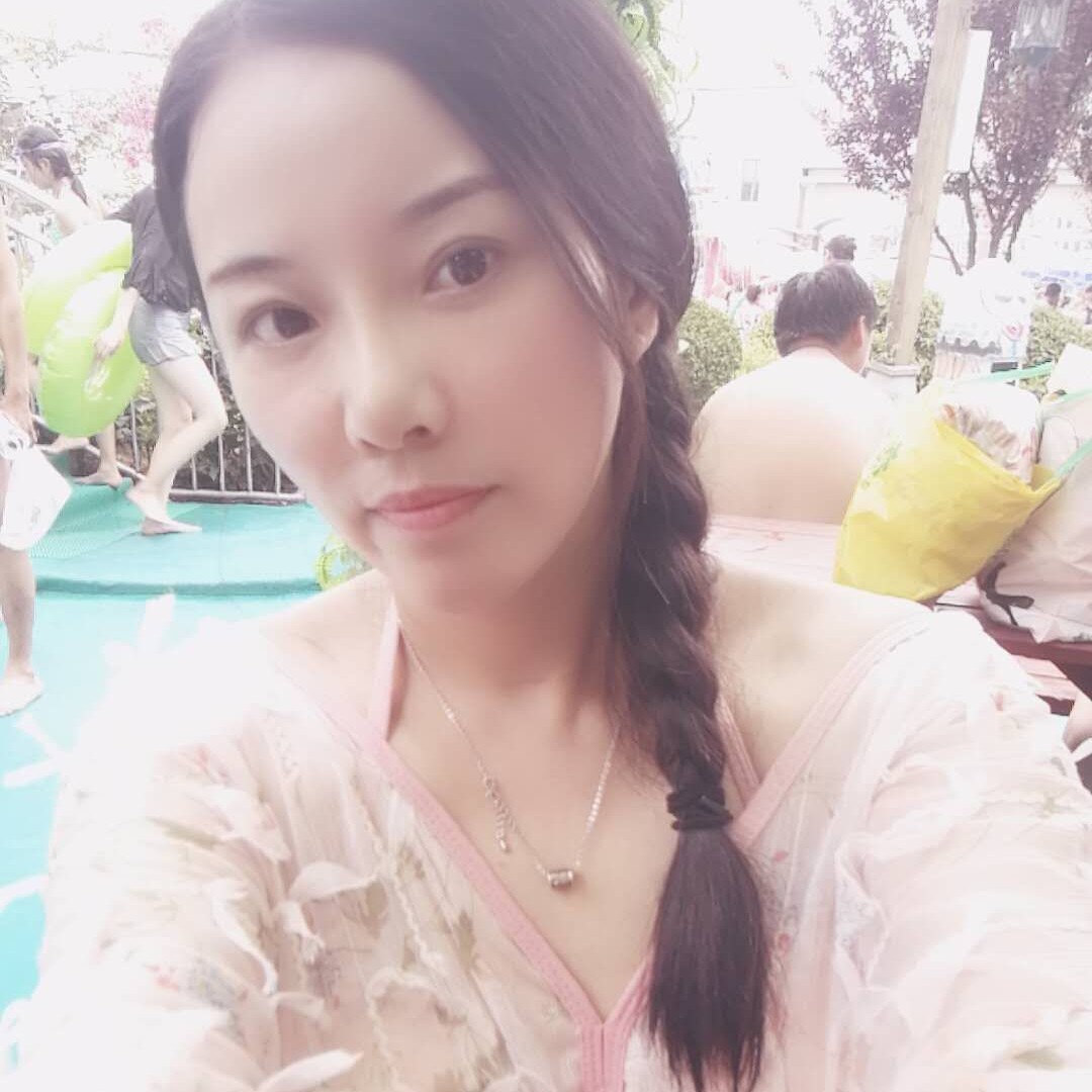 长颈鹿浅吻自然的照片