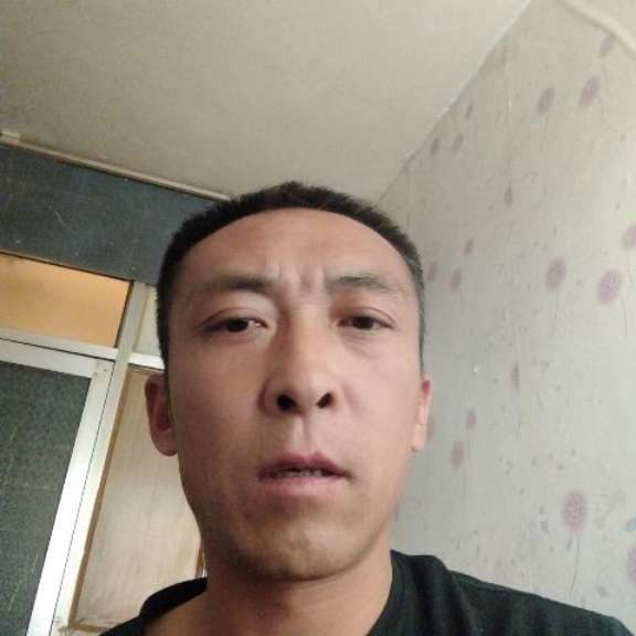 美女闻激动的照片