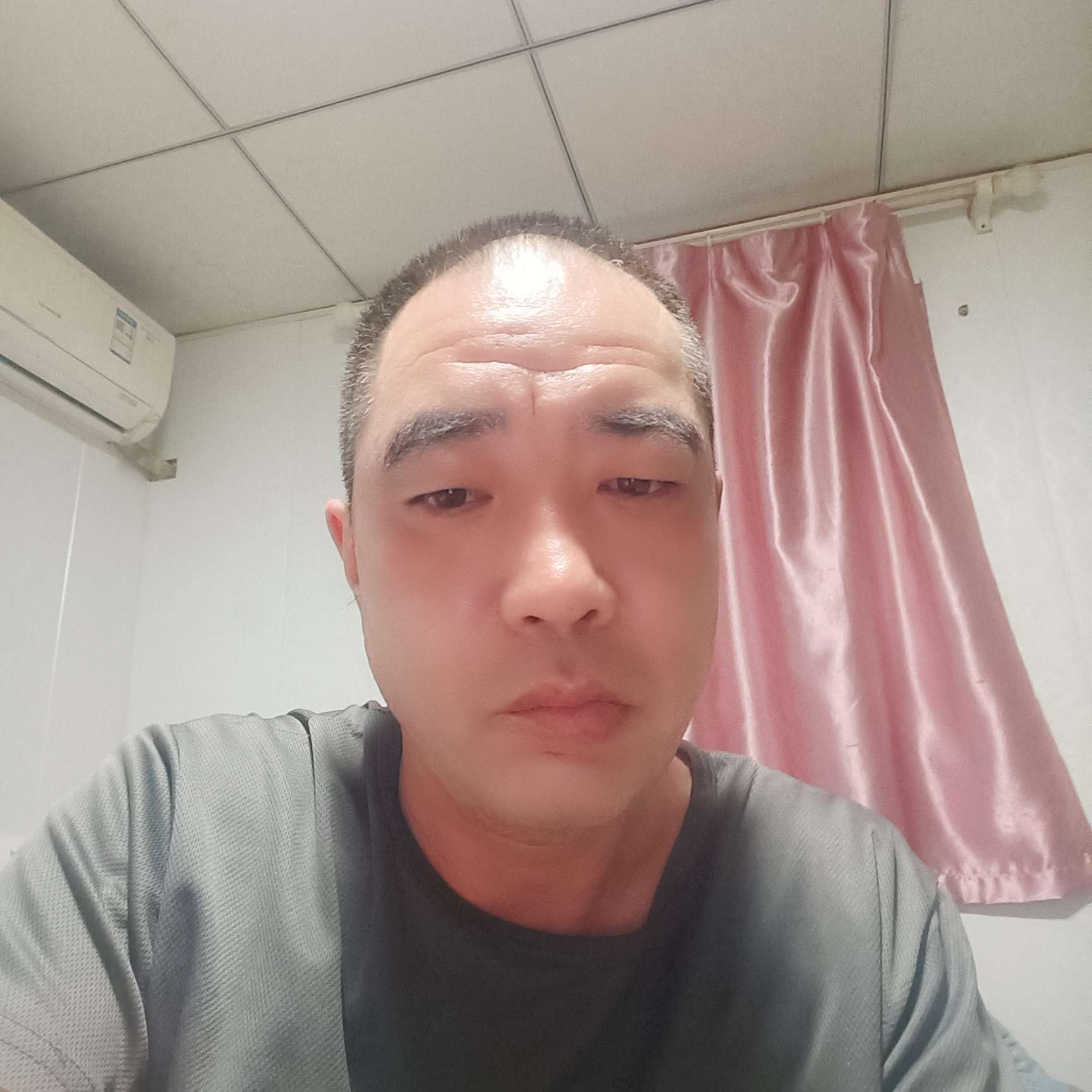 帅哥演变难过的照片