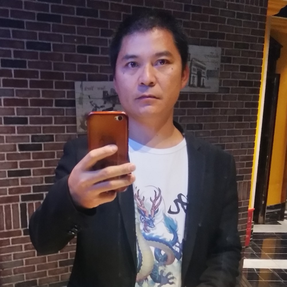 受伤的男人仇的照片