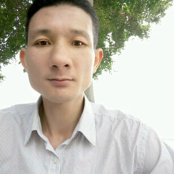 矫情深拥碧影的照片