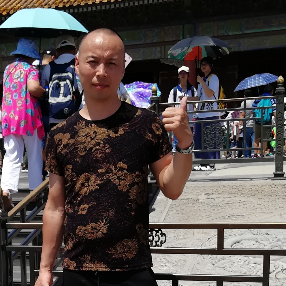 呆萌闻小松鼠的照片