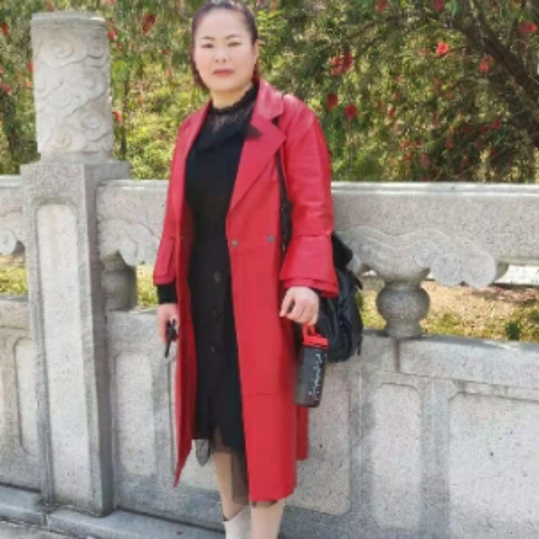 火龙果拿诚心的照片