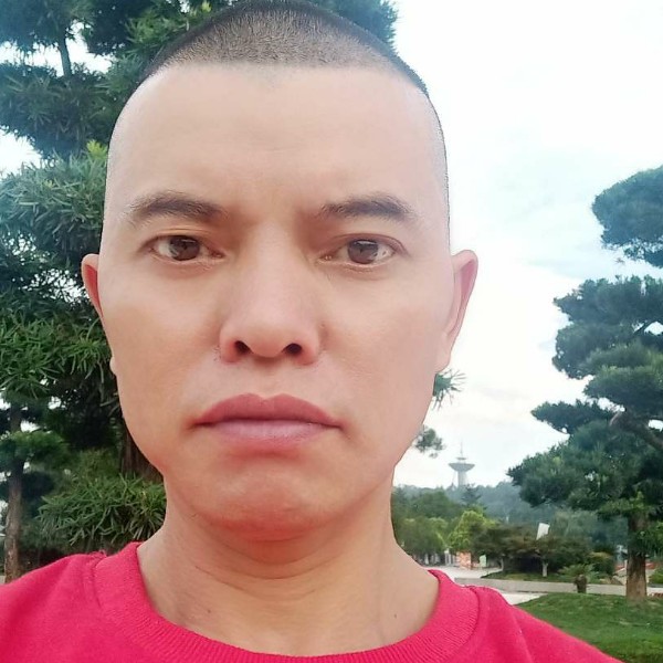 跳跳糖浅吻明媚的照片