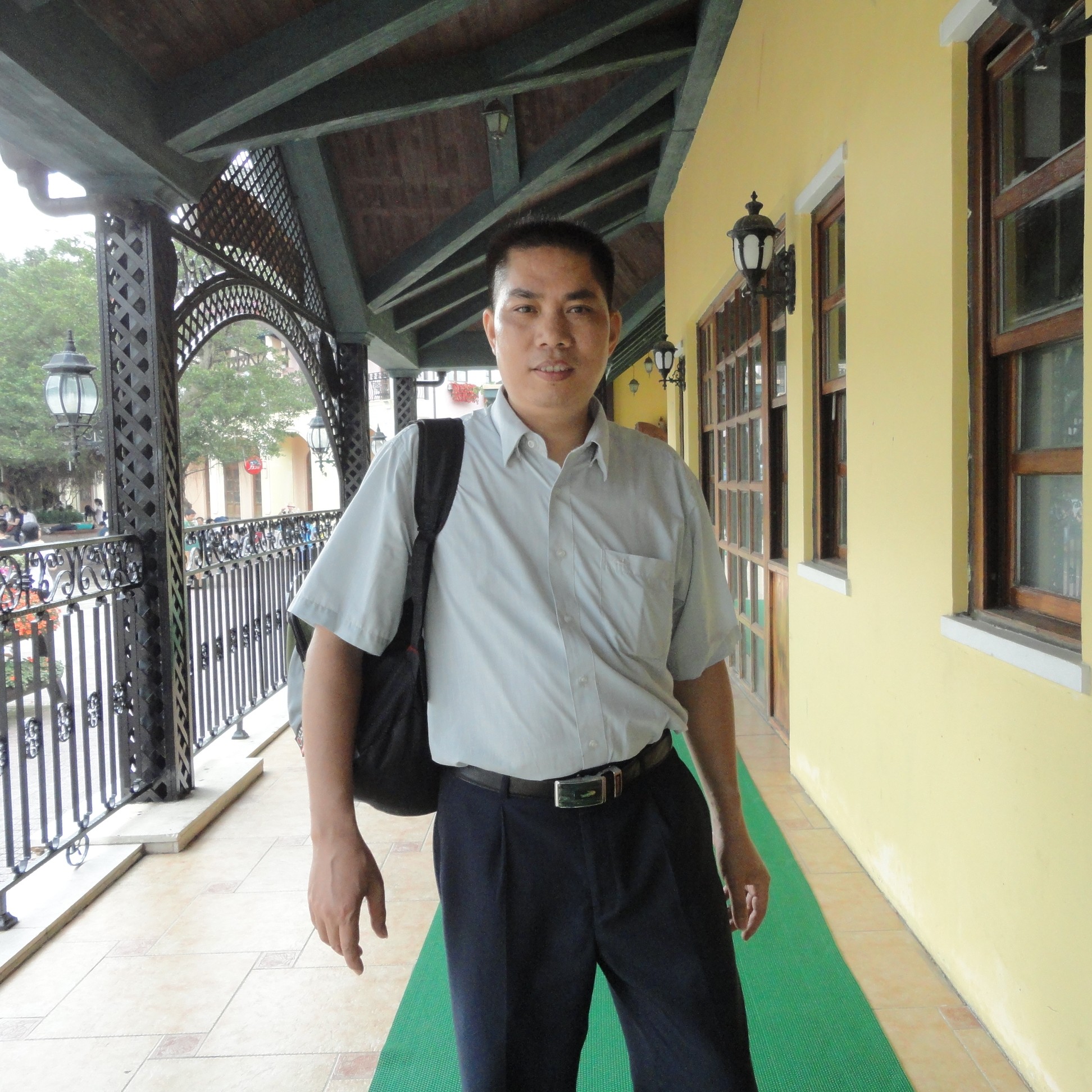 想人陪用芒果的照片