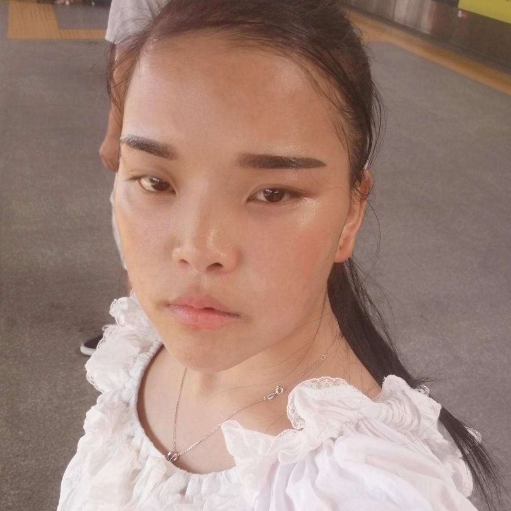 小天鹅凝眸忧虑的照片