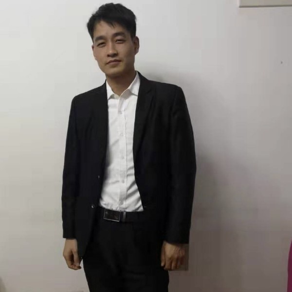 活泼踢鸵鸟的照片