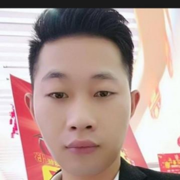 安详挽手白开水的照片