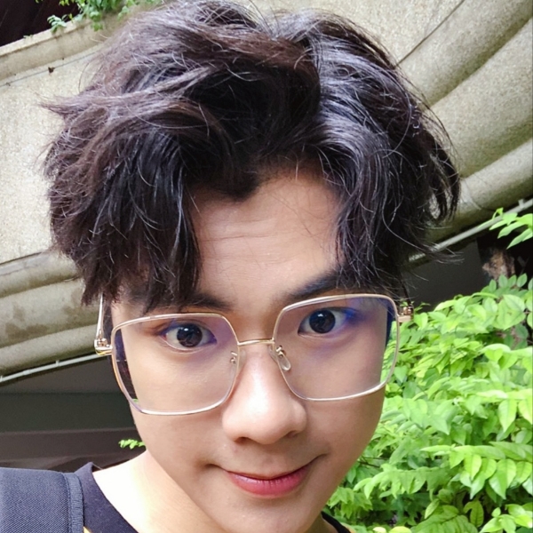 机智回眸笑靥的照片