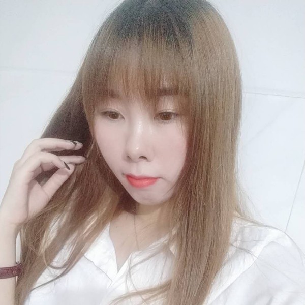 苗条闻雪白的照片