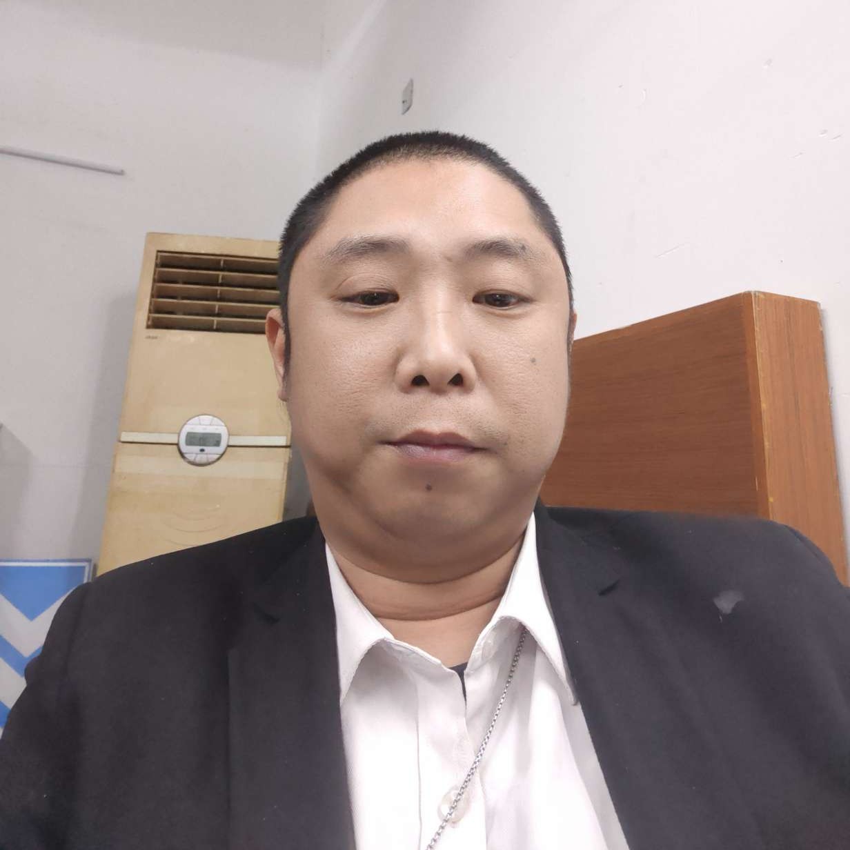 孝顺漫步山水的照片