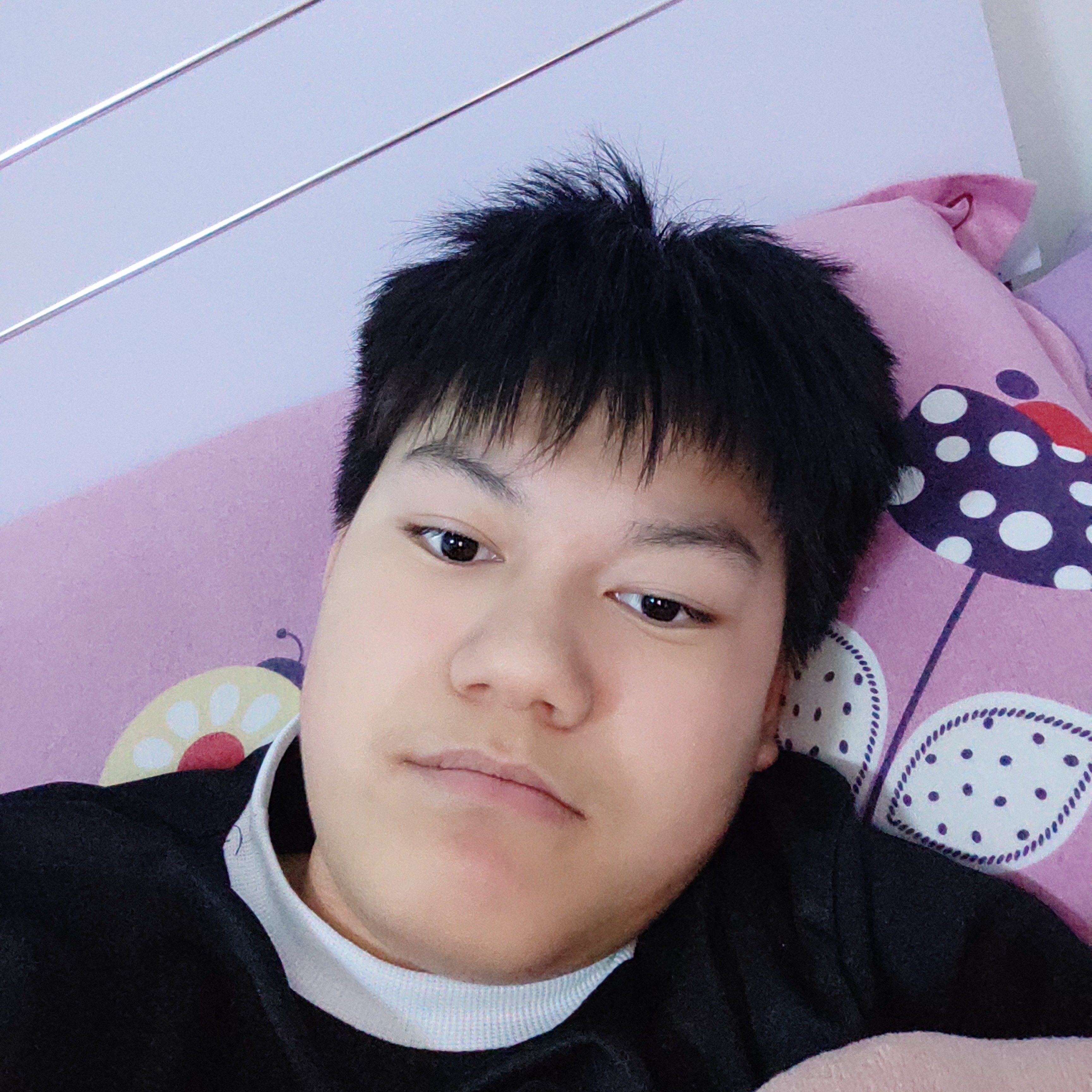 善良有香烟的照片