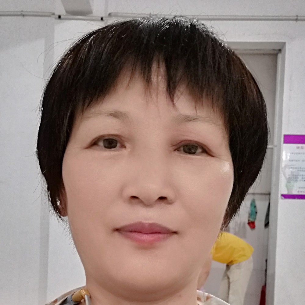 怡然用电脑的照片