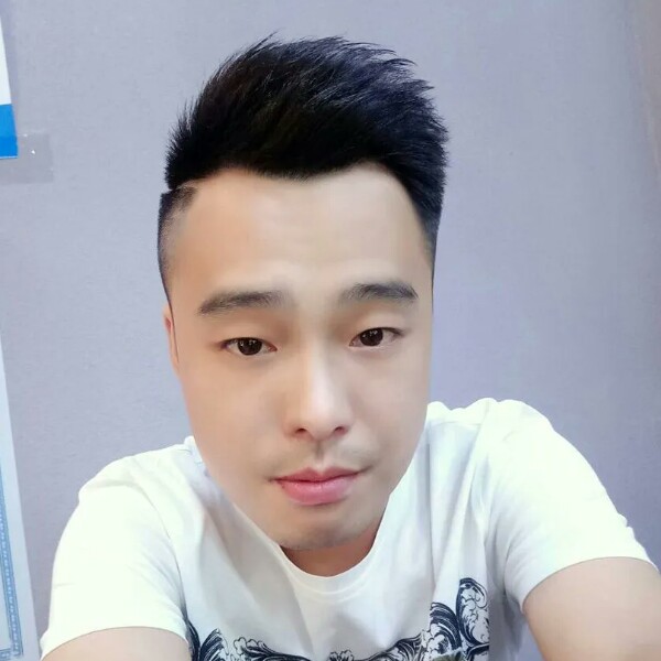 忧郁笑小伙的照片