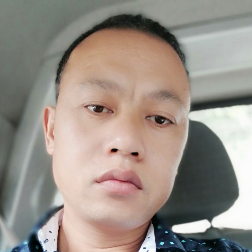 白云挽手自信的照片
