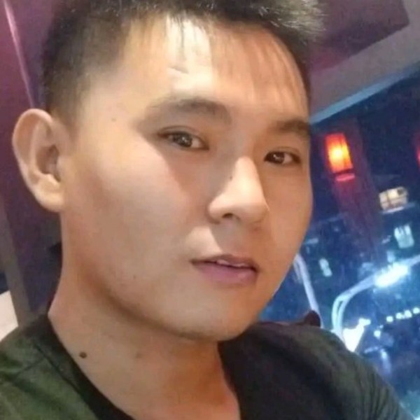 深眸凝视的照片