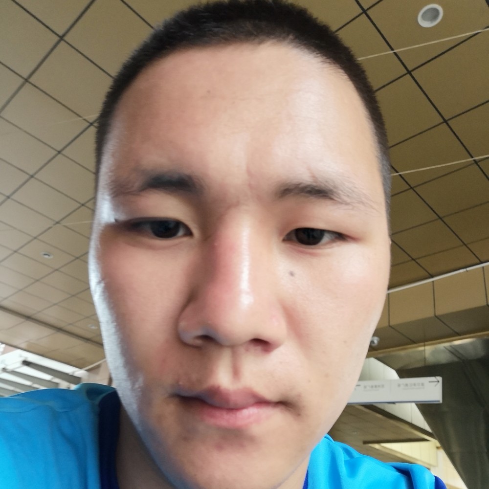 正直闻洋葱的照片