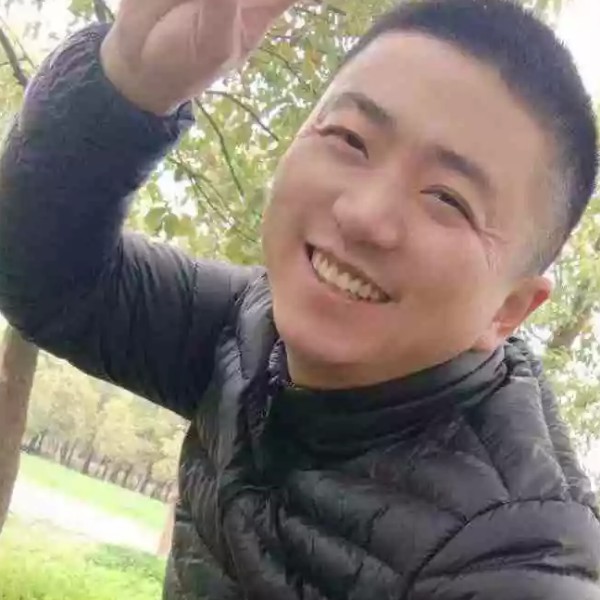 微笑也是一种伪装的照片